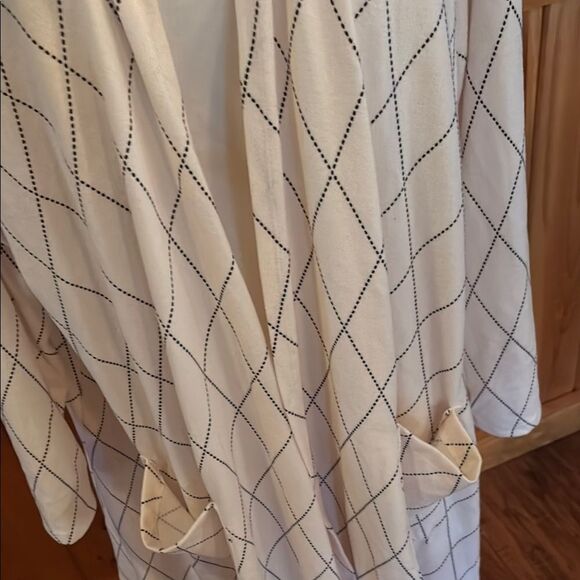 Elegant Cream Cardigan with Diamond Design - Picture 10 of 10